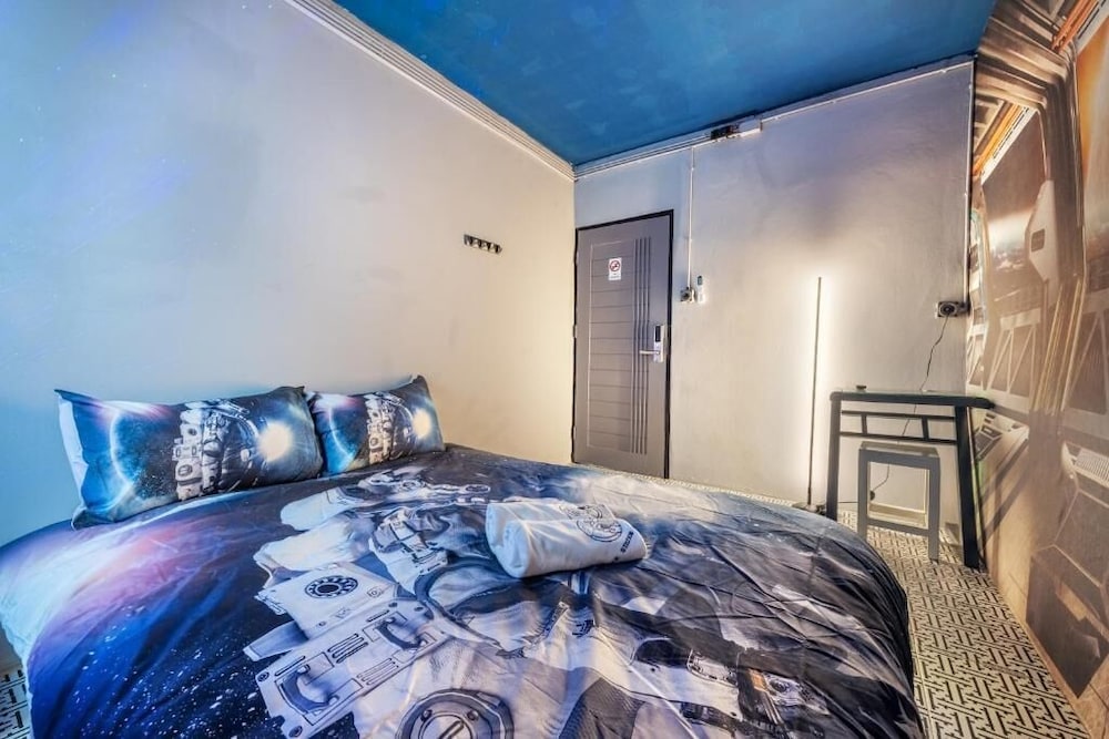 Double Bedroom With Shared Bathroom
