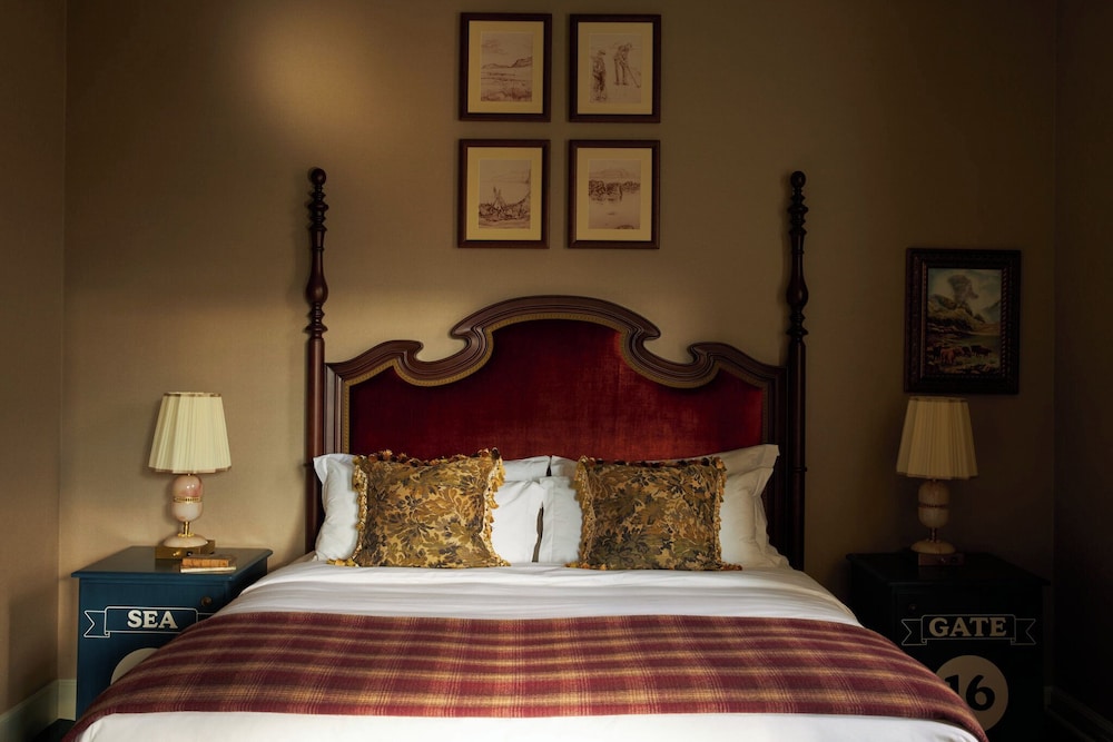 Standard Suite, 1 King Bed (Marine Junior Suite)