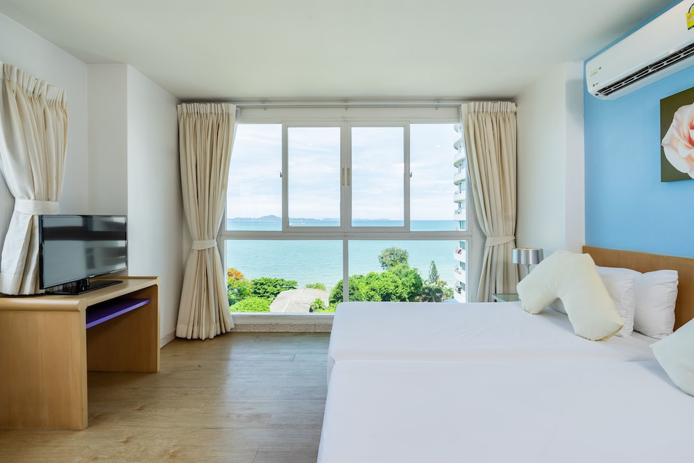 Deluxe Room, Sea View (No Balcony) - Photo 6