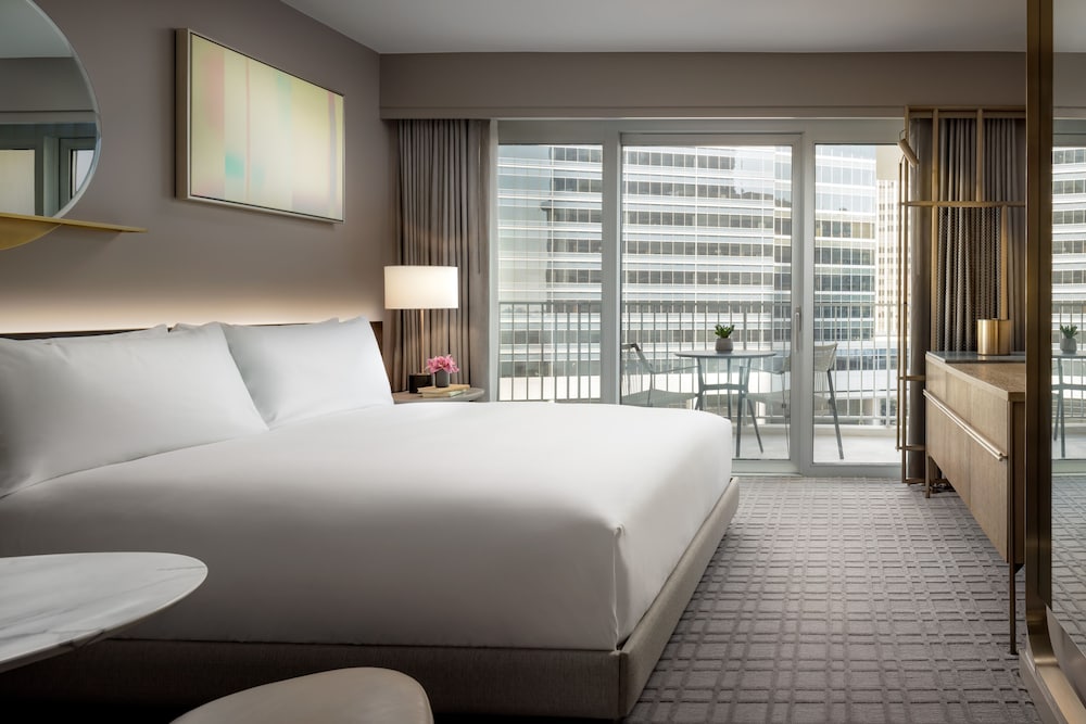 Fairmont Gold, Signature Suite, 1 King Bed, Balcony, Executive Level
