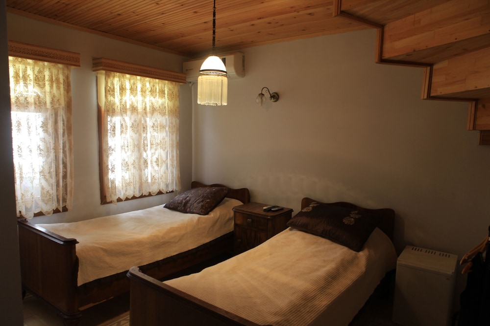 Economy Twin Room, 1 Bedroom, Courtyard View photo 1