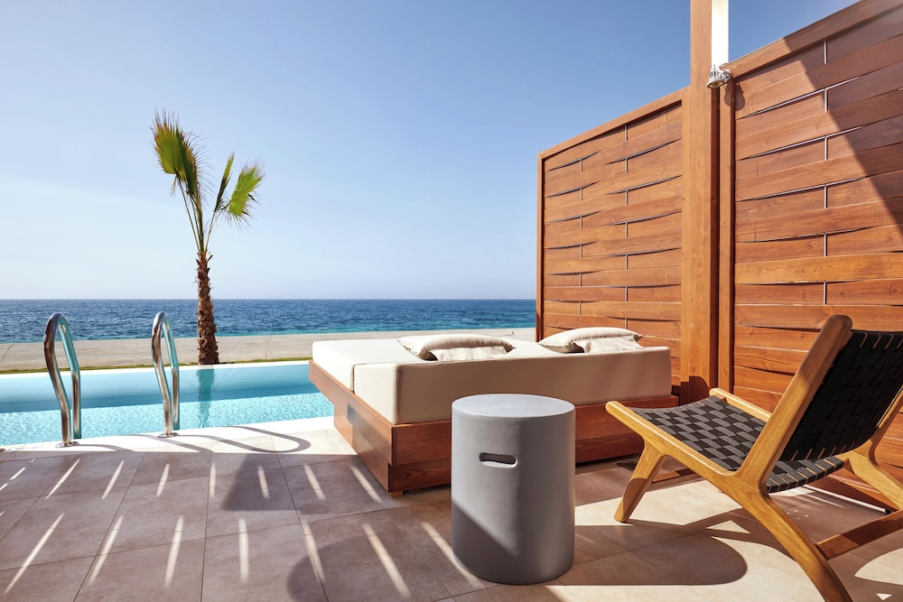 Superior Swim Up Sea View Room thumbnail 6