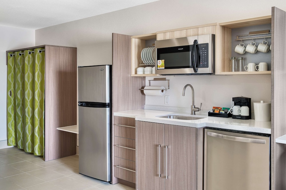 Suite, 1 King Bed, Accessible (Mobility & Hearing, Roll-in Shower) photo 3
