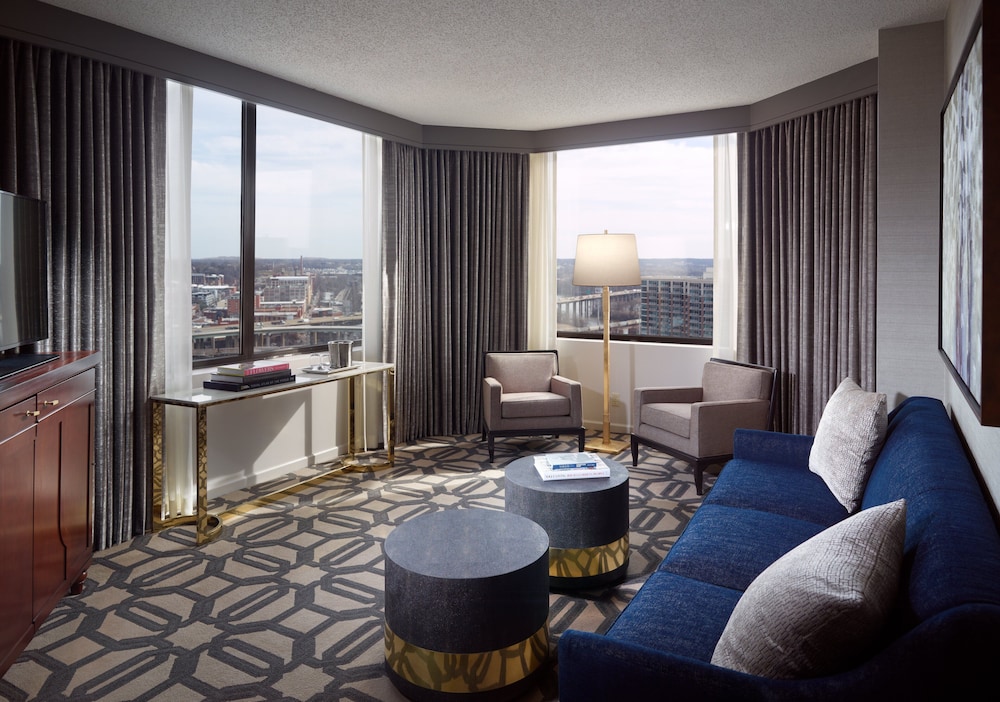 Executive Suite, 1 King Bed with Sofa bed, City View (Spacious) - Photo 1