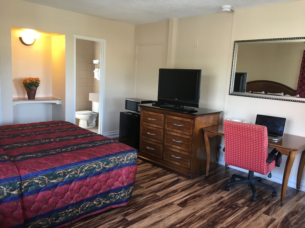Standard Room, 1 King Bed, Smoking, Refrigerator & Microwave
