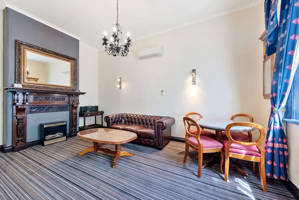 Suite, 1 King Bed, Non Smoking - Photo 2