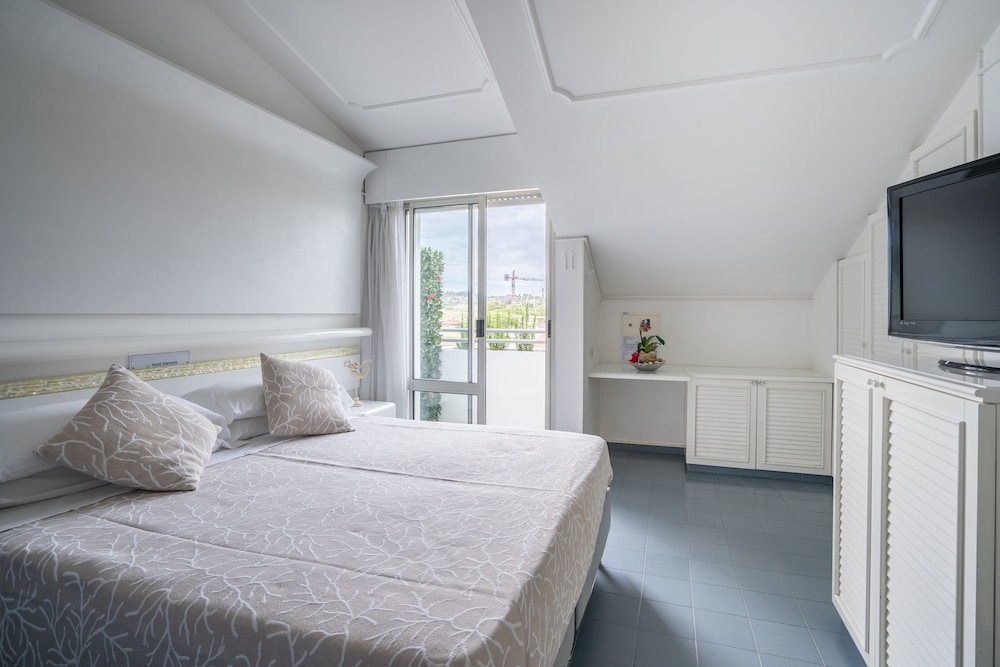 Standard Double or Twin Room - Photo 11