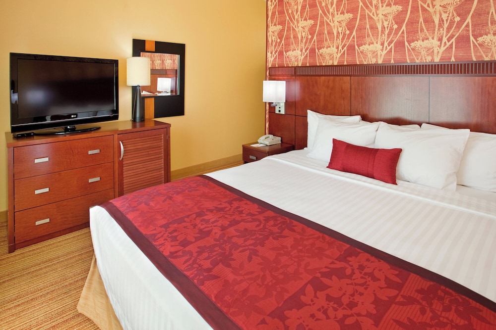 Executive Suite, 1 Bedroom, Patio - Photo 1