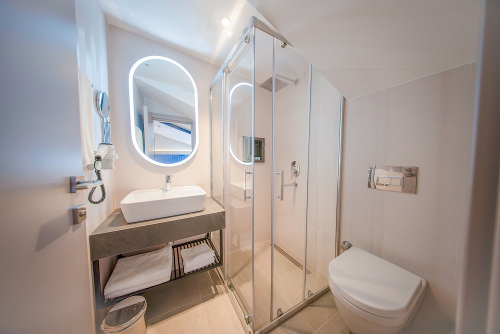 Exclusive Room, 1 Queen Bed, Balcony, Sea View photo 2