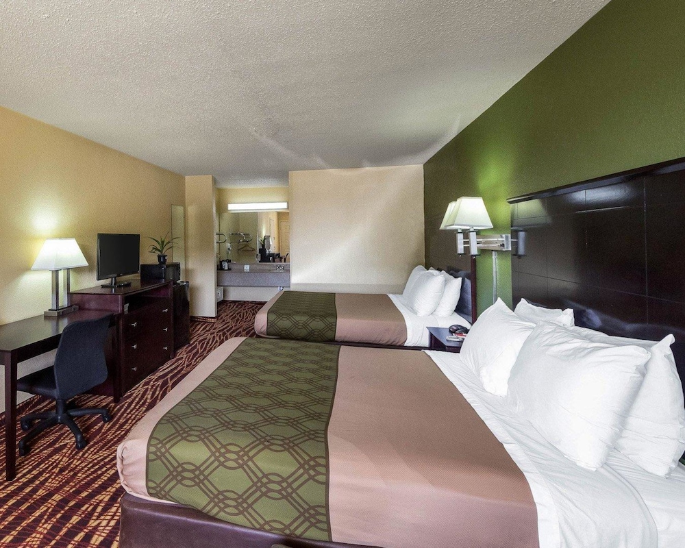 Standard Room, 2 Queen Beds, Smoking - Photo 4