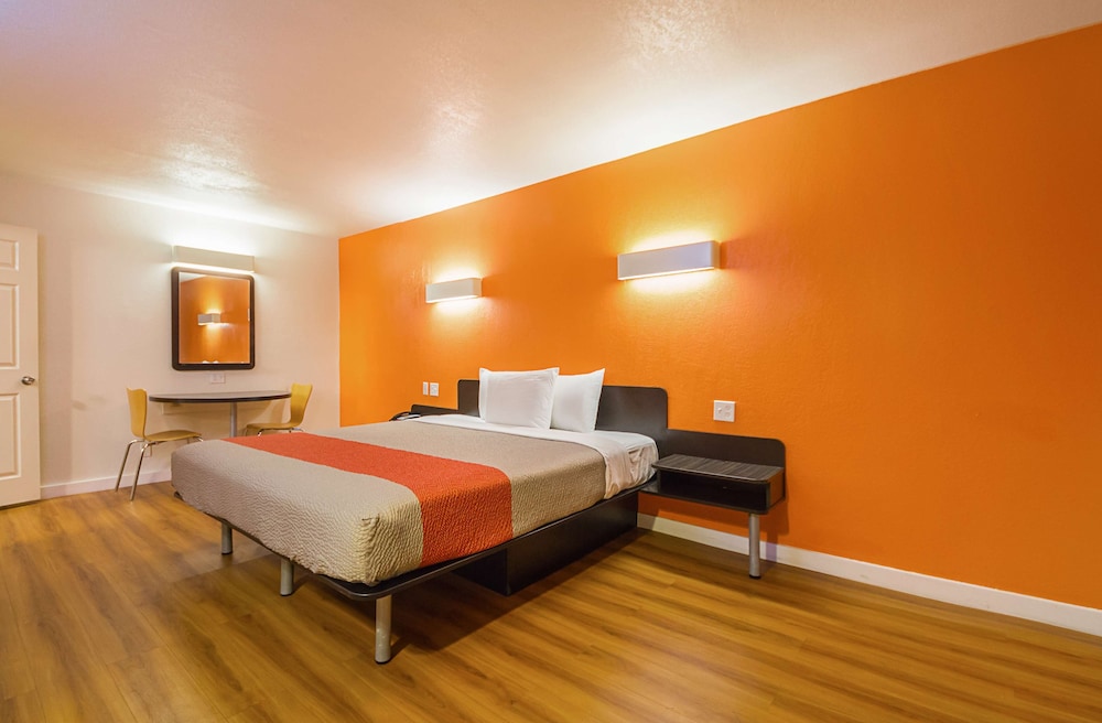 Standard Room, 1 King Bed, Accessible, Non Smoking - Photo 3