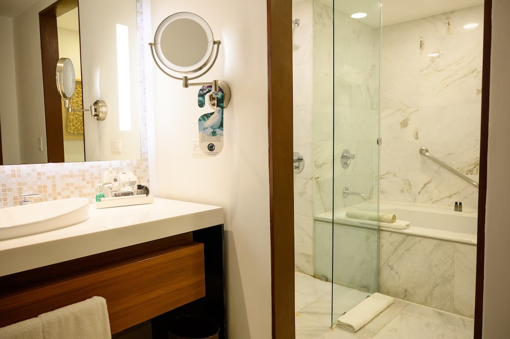 Classic Room, 2 Double Beds, Pool View - Photo 3