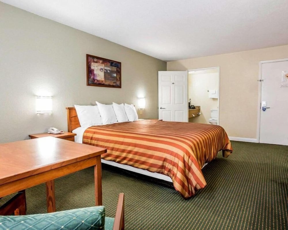 Room, 1 King Bed, Non Smoking - Photo 2