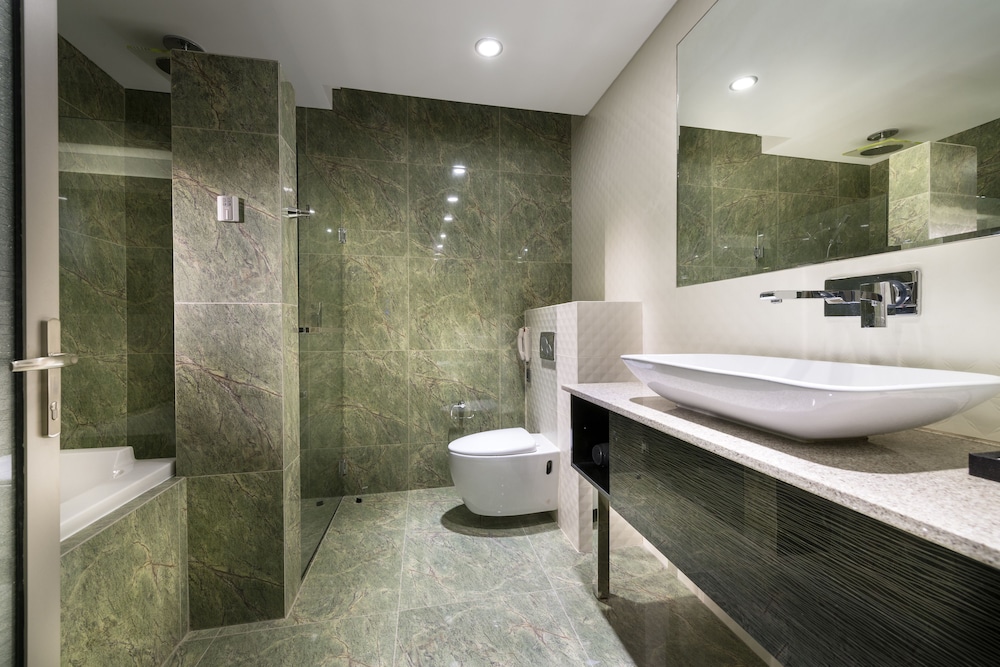Deluxe Double Room thumbnail 5