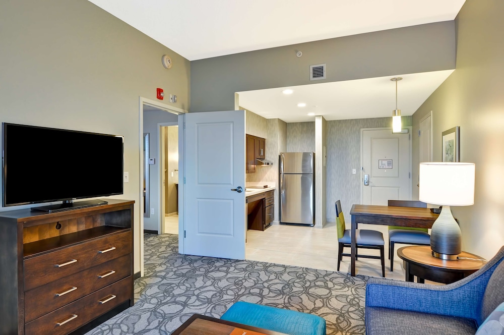 2 Queen 1 Bedroom Suite Mobility Accessible Tub Non-Smoking