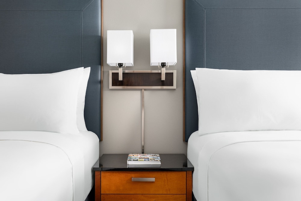 Room, 2 Queen Beds - Photo 4
