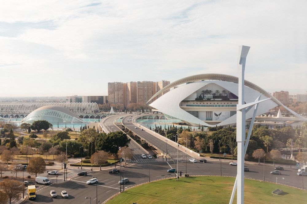 Deluxe Room (City of Arts and Sciences View) - Photo 4