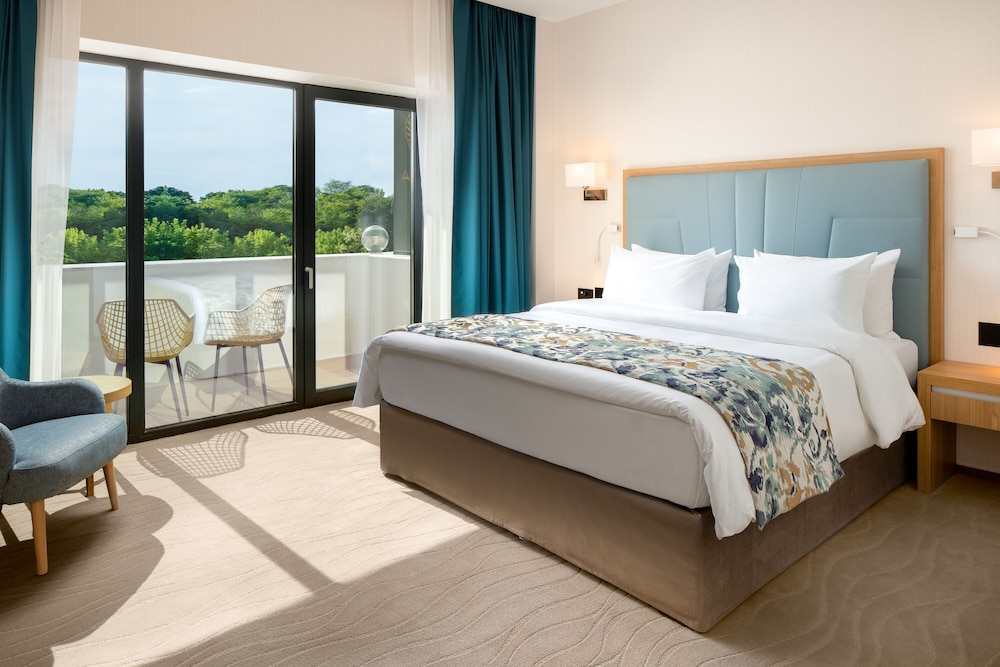 Superior Room, 1 King Bed, Balcony