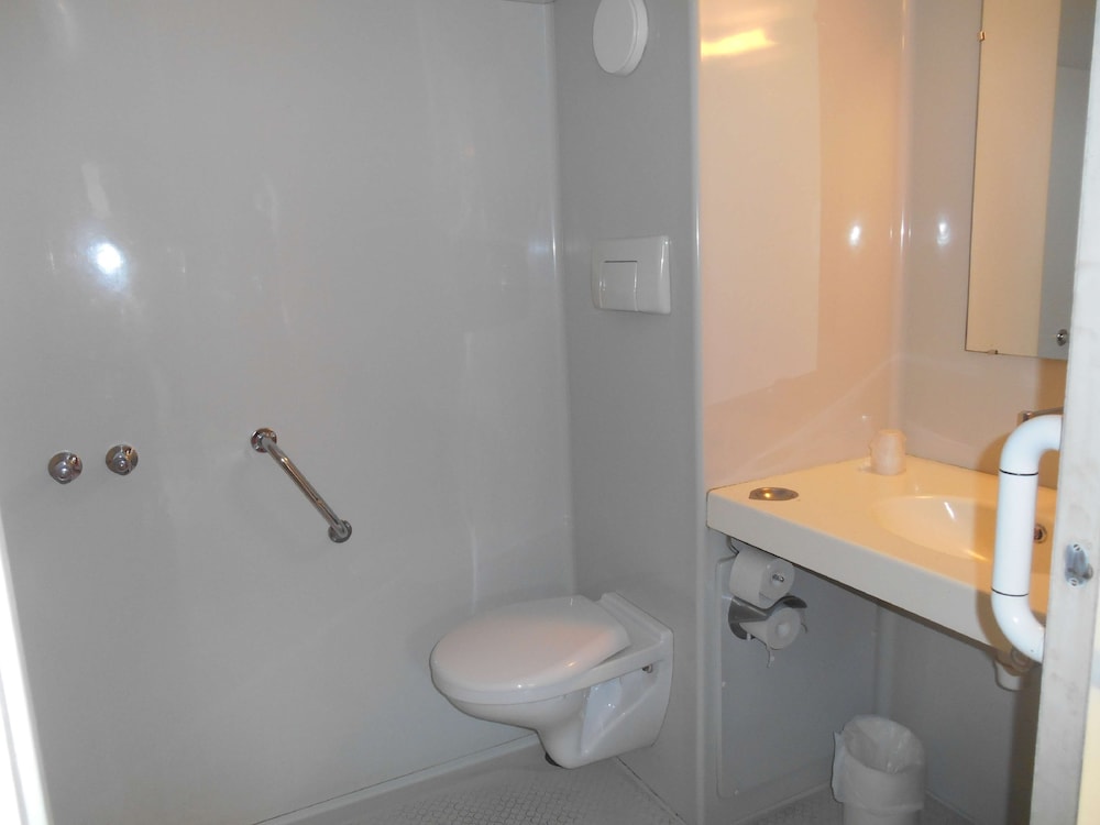 Standard Room, 3 Twin Beds - Photo 10