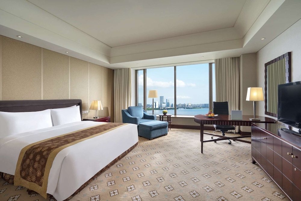 Room, Lake View (Executive Lake View Deluxe King) - Photo 1