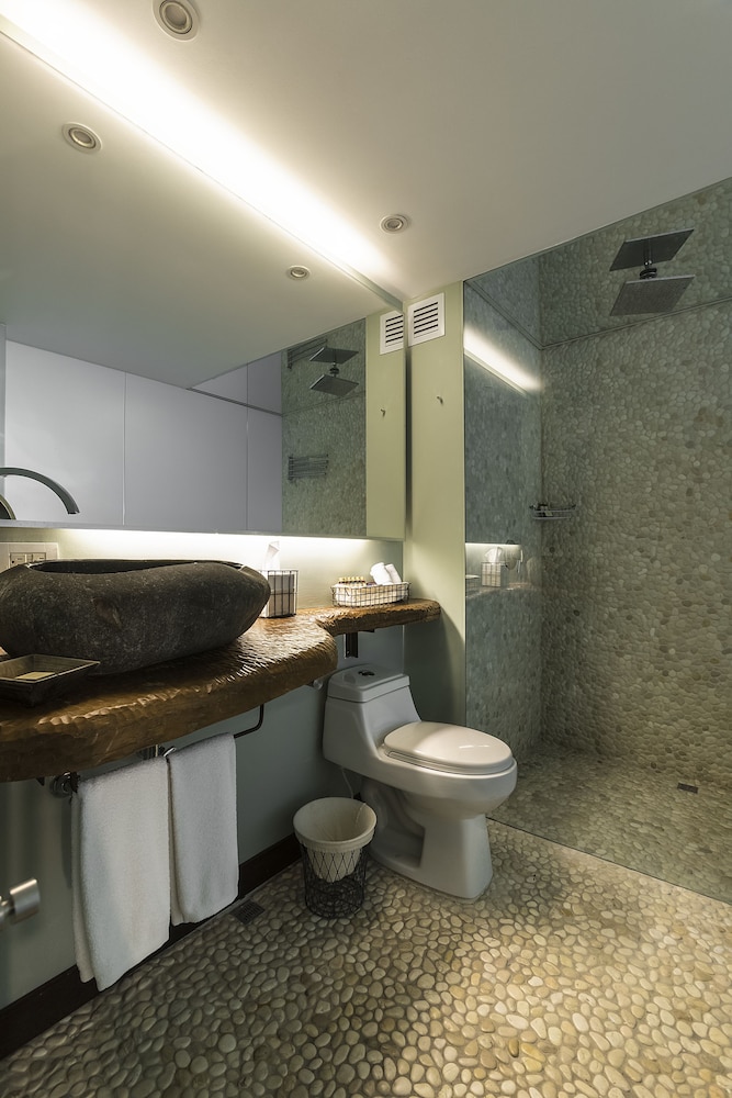 Suite, 1 King Bed, Jetted Tub - Photo 11