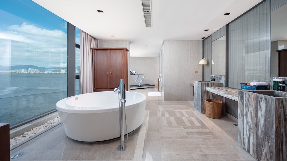 Suite, 1 Bedroom (180 Degree Erhai View, High Floor) thumbnail 6