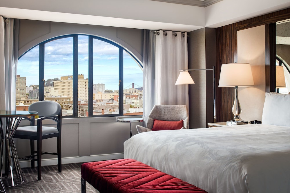 Room, 1 King Bed (Mobility/Hearing Access, Roll-In Shwr)
