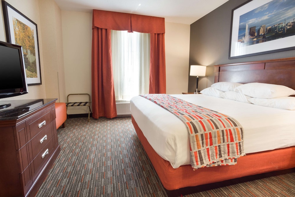 Suite, 1 King Bed with Sofa bed, Refrigerator & Microwave (Upper Floor, 2 Rooms, Sofabed)