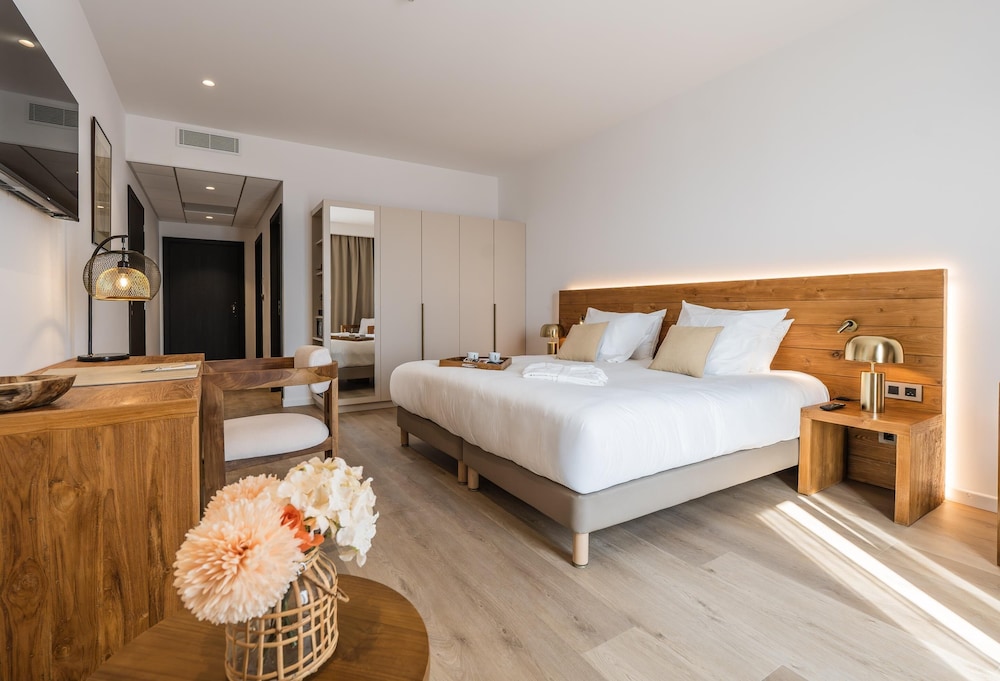 Deluxe Room, 1 King Bed, Balcony, Sea View (with Single Sofabed)
