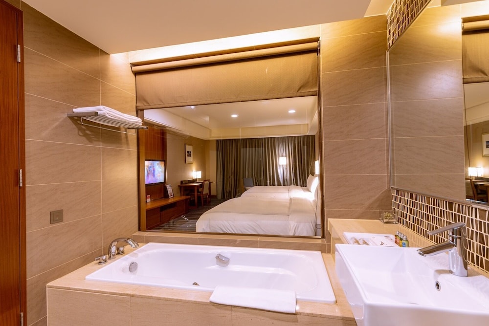 Deluxe Cityview Double Twin A, Bathtub - Photo 12