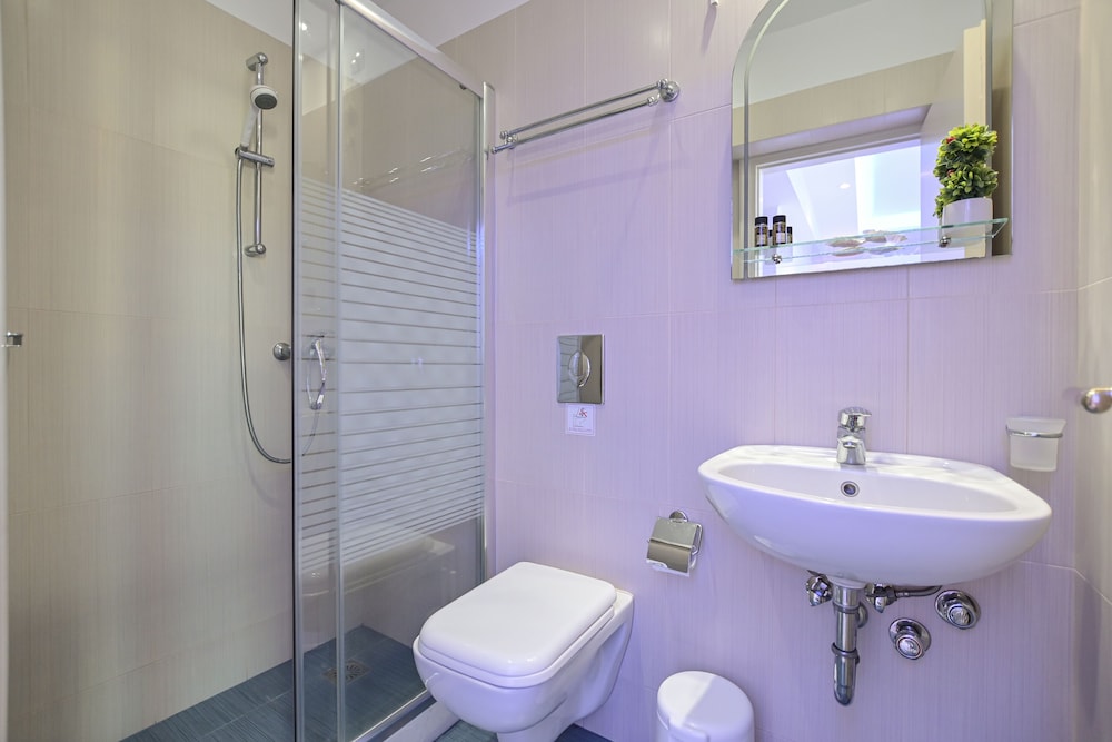 Standard Double or Twin Room photo 3