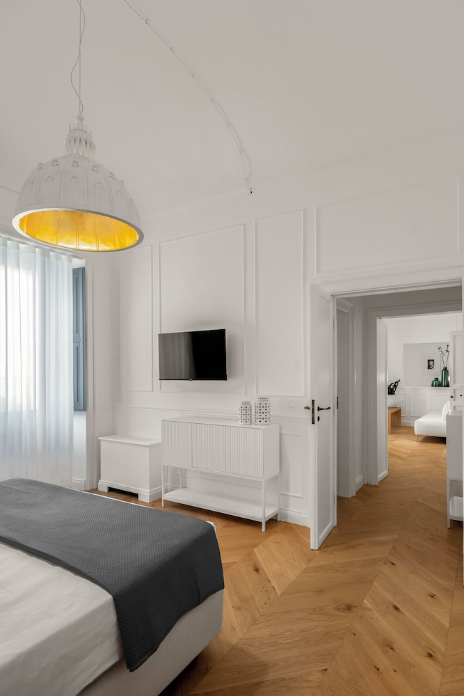 Suite, City View