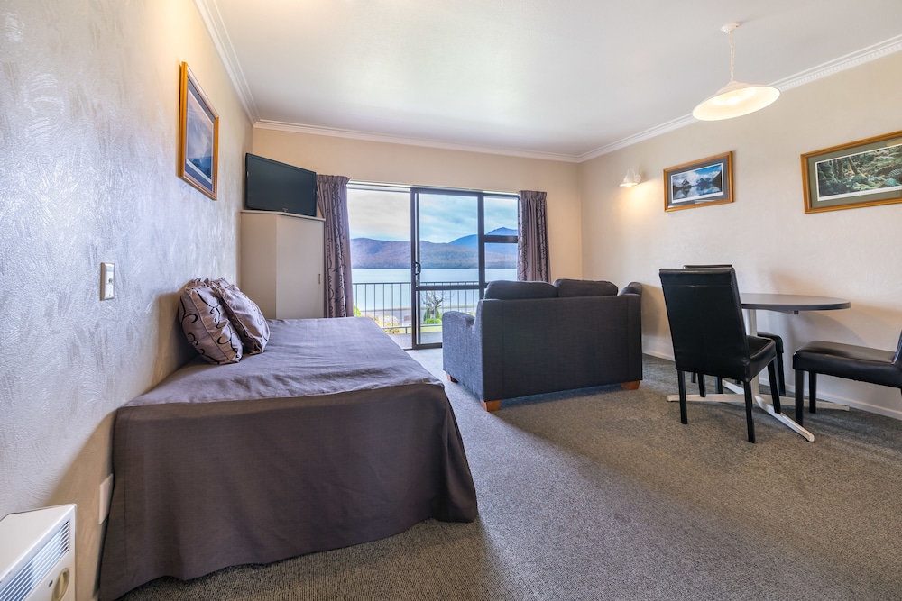 Standard Suite, 1 Bedroom, Non Smoking, Kitchen (Lakefacing Queen) photo 2