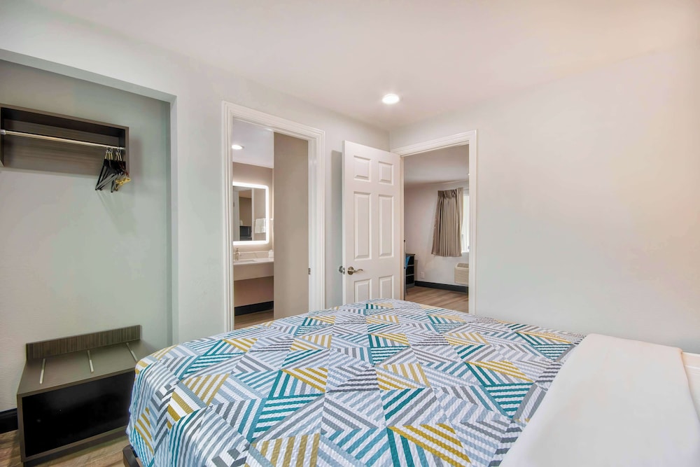 Standard Room, 1 King Bed, Non Smoking, Kitchenette - Photo 8