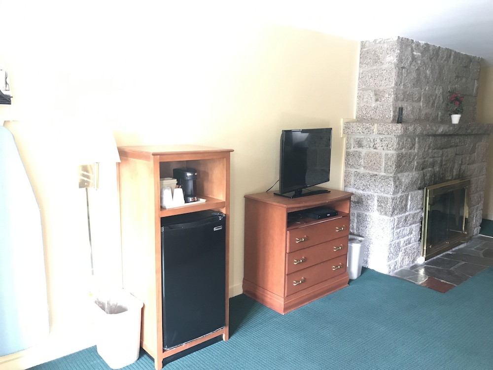 Suite, 1 King Bed with Sofa bed, Fireplace (with hot-tub) photo 2