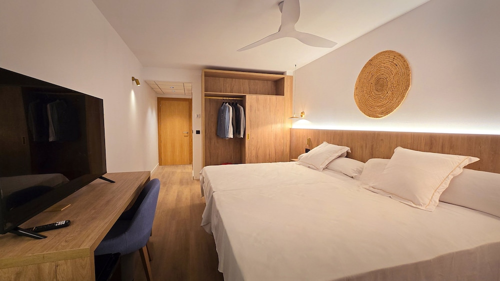 Triple Room (2 Adults and 1 child) - Photo 4