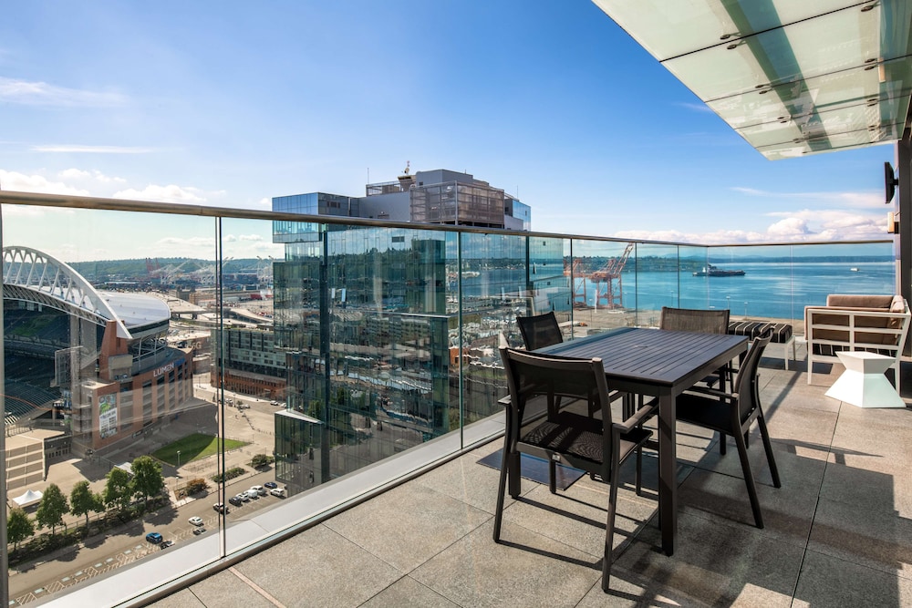 Penthouse, 2 Bedrooms, Accessible (Mobility & Hearing, Roll-In Shower)