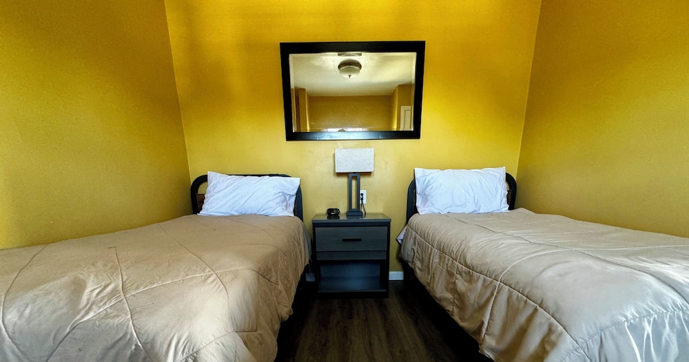 2 Bedroom Family Suite with Fireplace: 1 King, 2 Twins - Photo 2