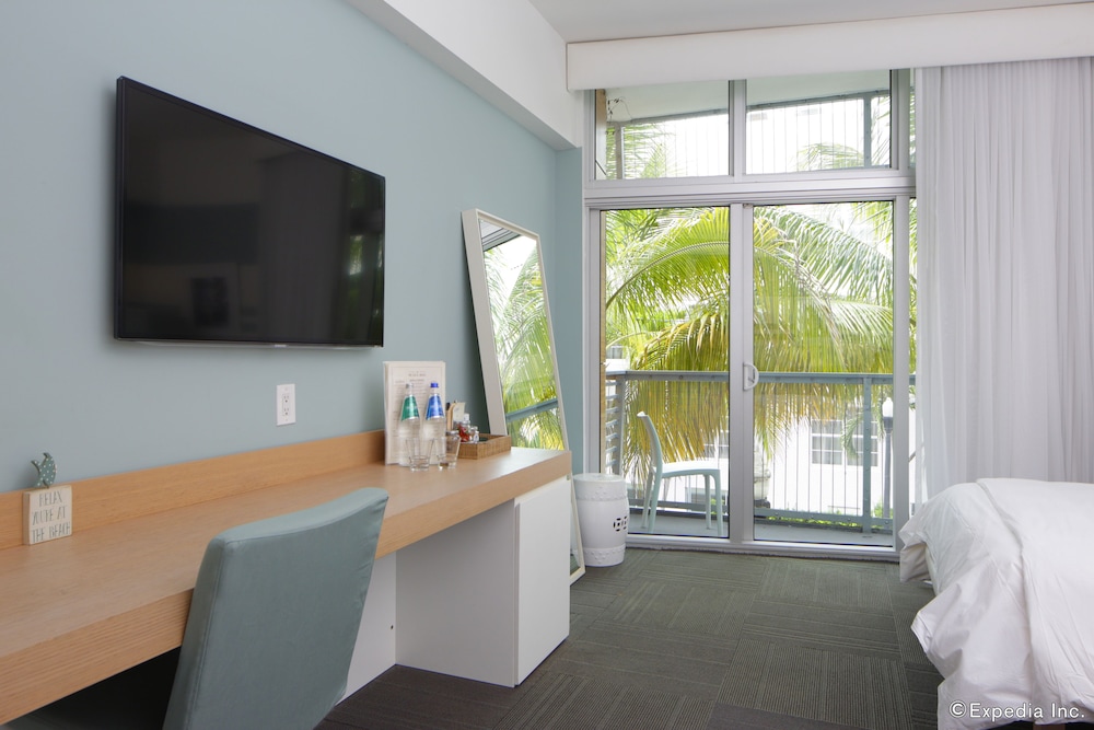 Deluxe Room, 1 King Bed, Partial Ocean View