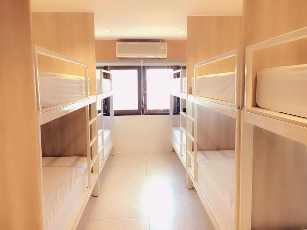 5 Beds Mixed Dormitory with Shared Bathroom photo 1