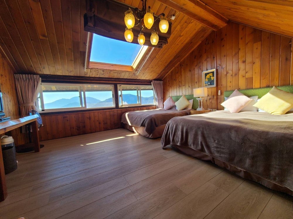 Signature Twin Room, Mountain View photo 3