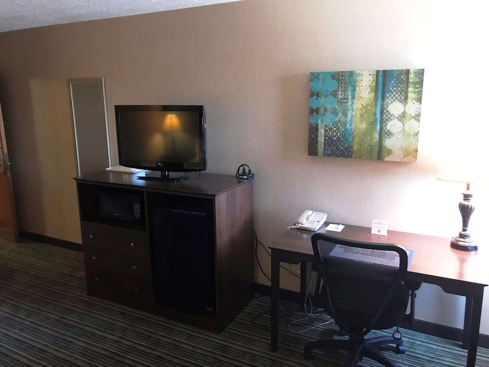 Standard Room, 1 Queen Bed, Non Smoking - Photo 3