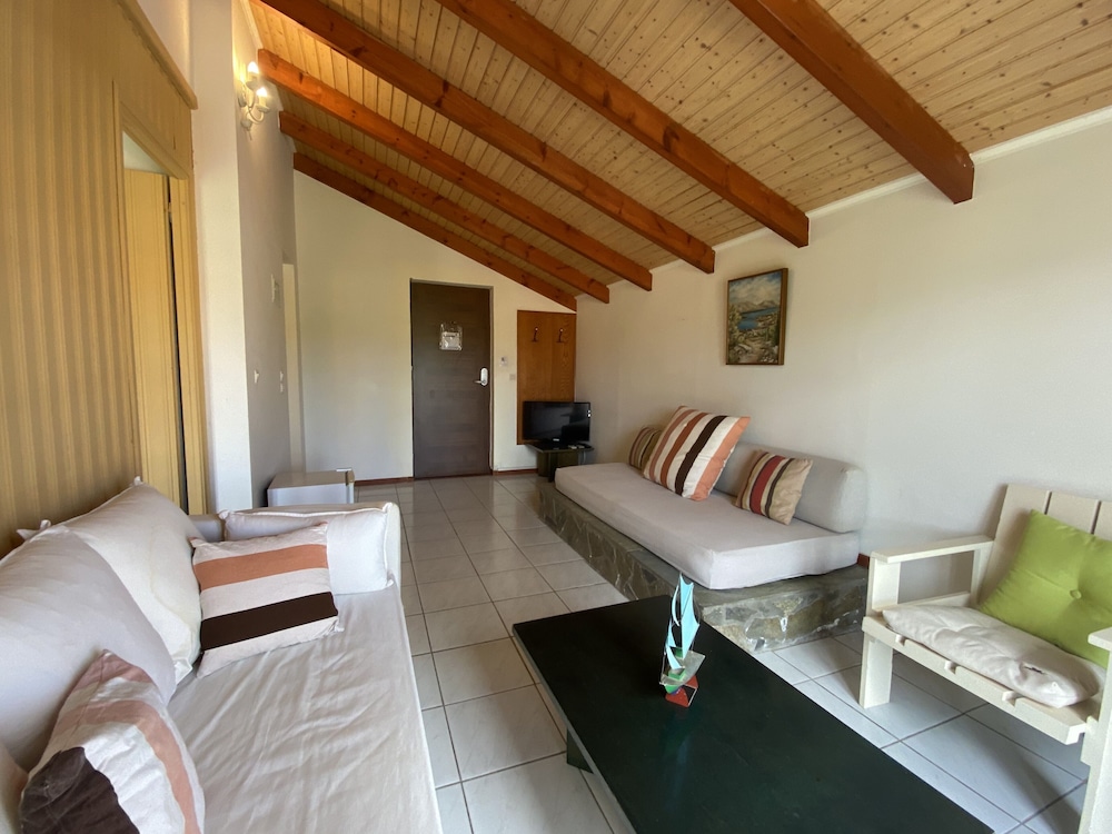 Family Room, 2 Bedrooms, Garden View photo 2