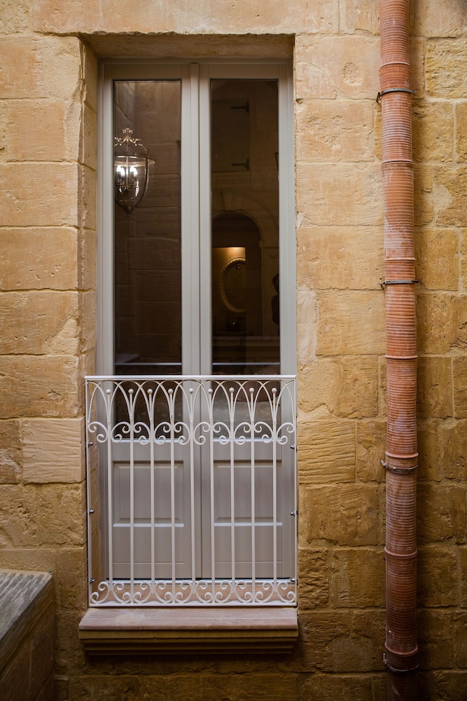 Superior Double Room, Ensuite ( King Room with balcony) - Photo 10
