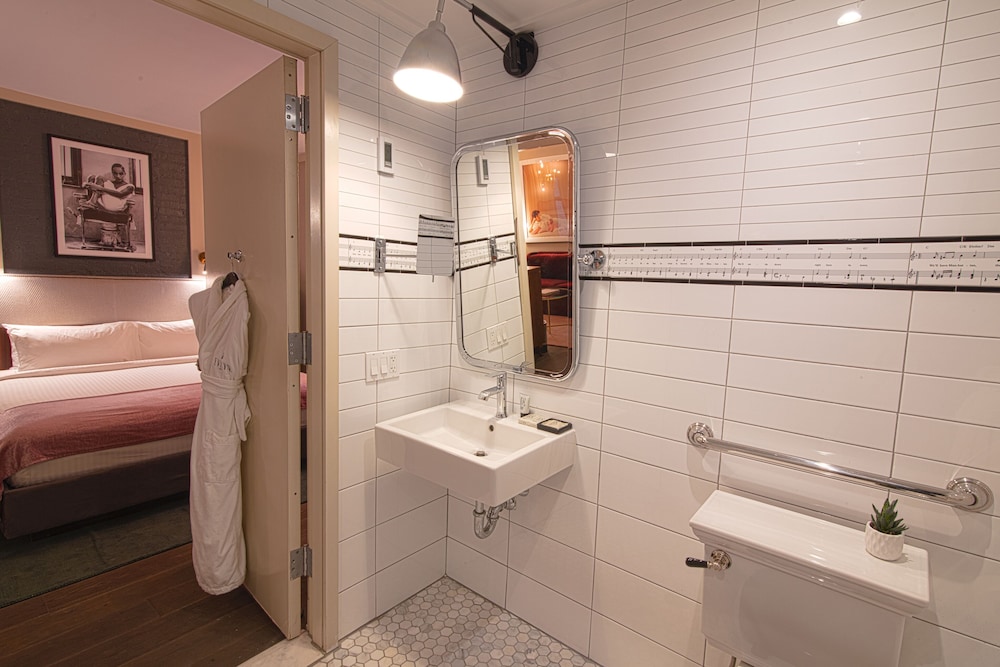 Deluxe Room, 1 Queen Bed (Accessible)