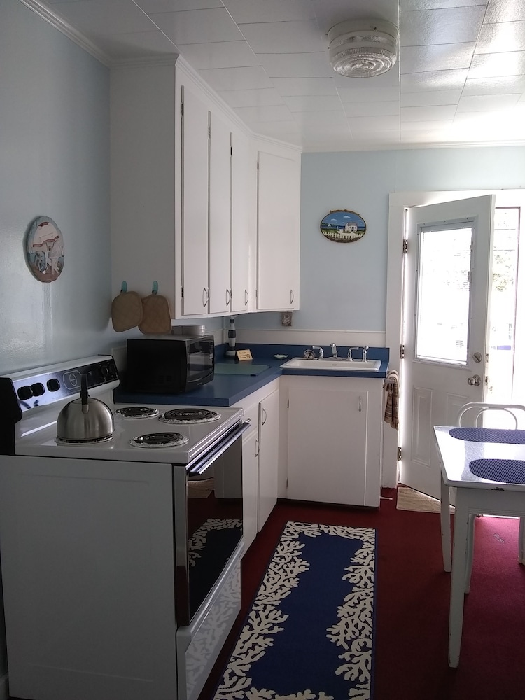 Apartment #4 - 2 bedrooms, full kitchen, enclosed front porch, 2nd floor photo 2