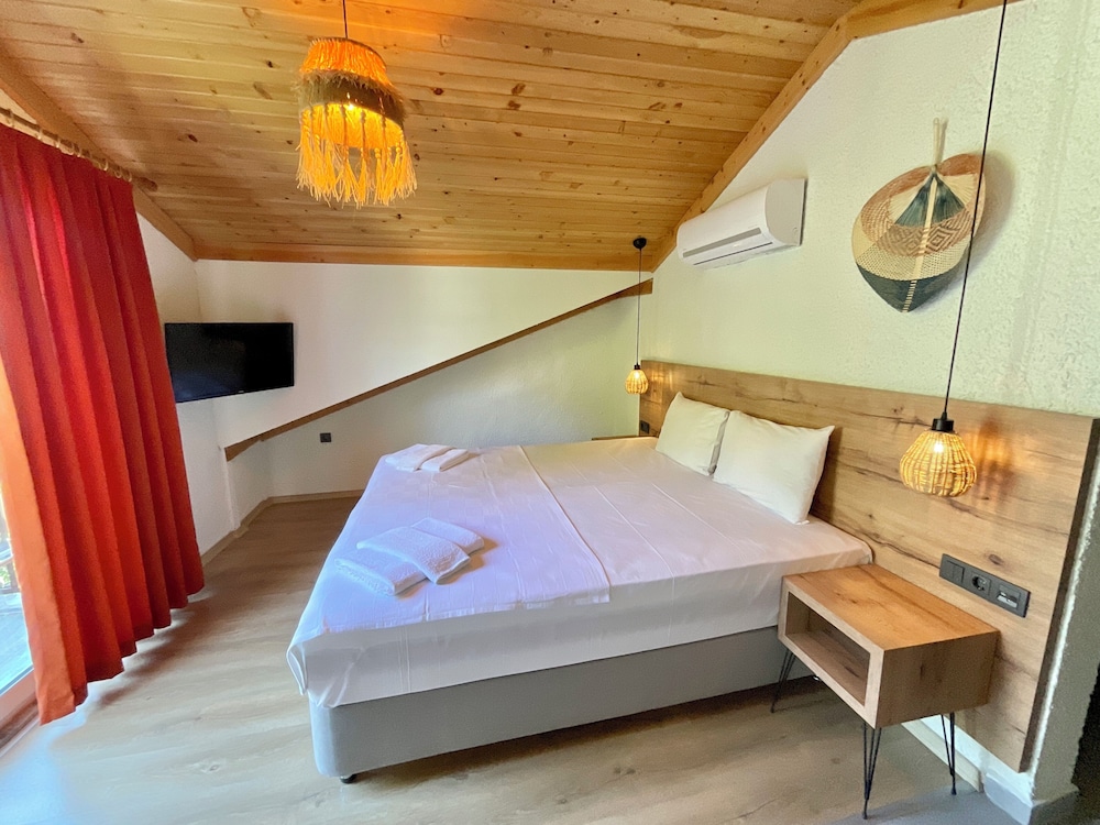 Deluxe Double Room, 1 King Bed, Non Smoking, Mountain View