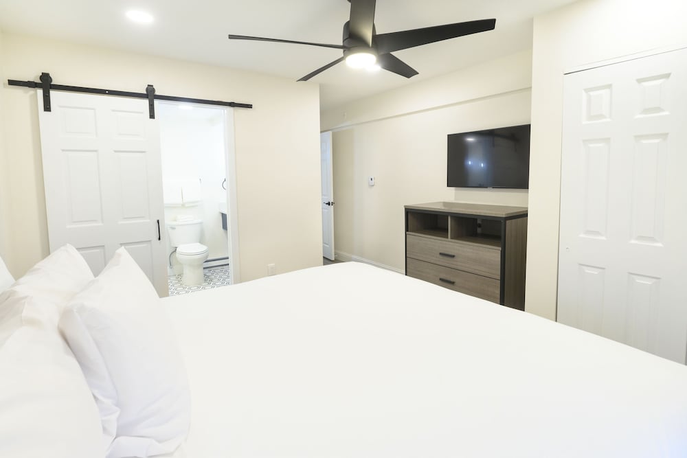 Suite, 2 Bedrooms - Photo 2
