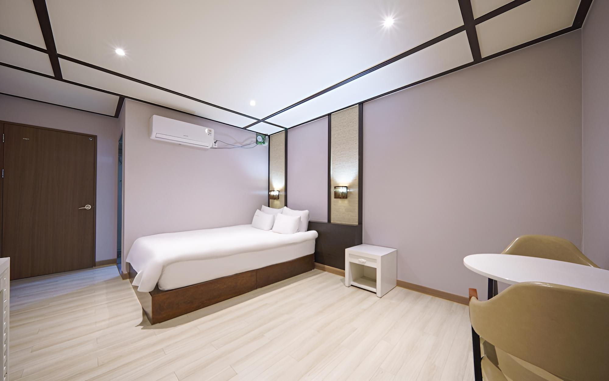 Room (Business Standard (Double Bed Hotel B) - Photo 19