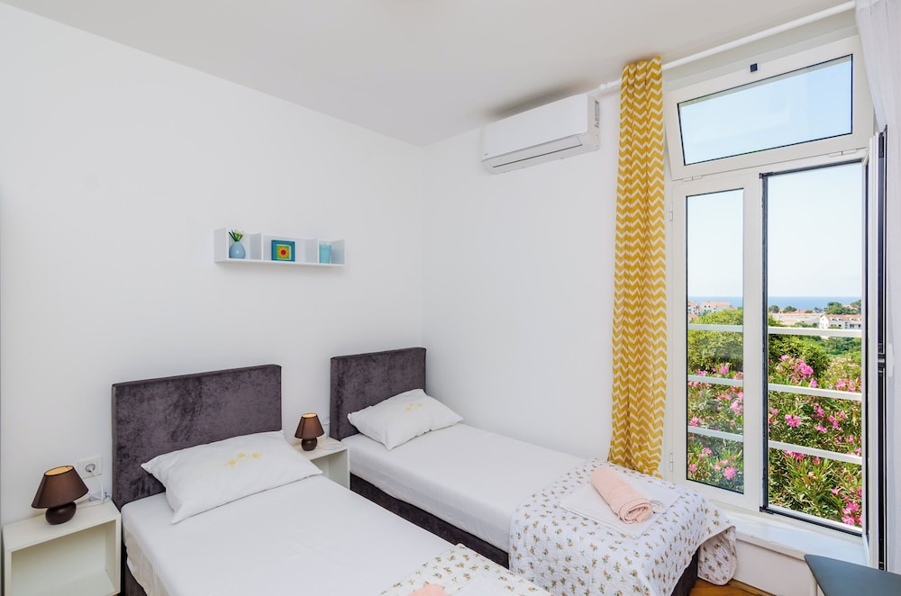 Studio (Studio Apartment With Terrace)